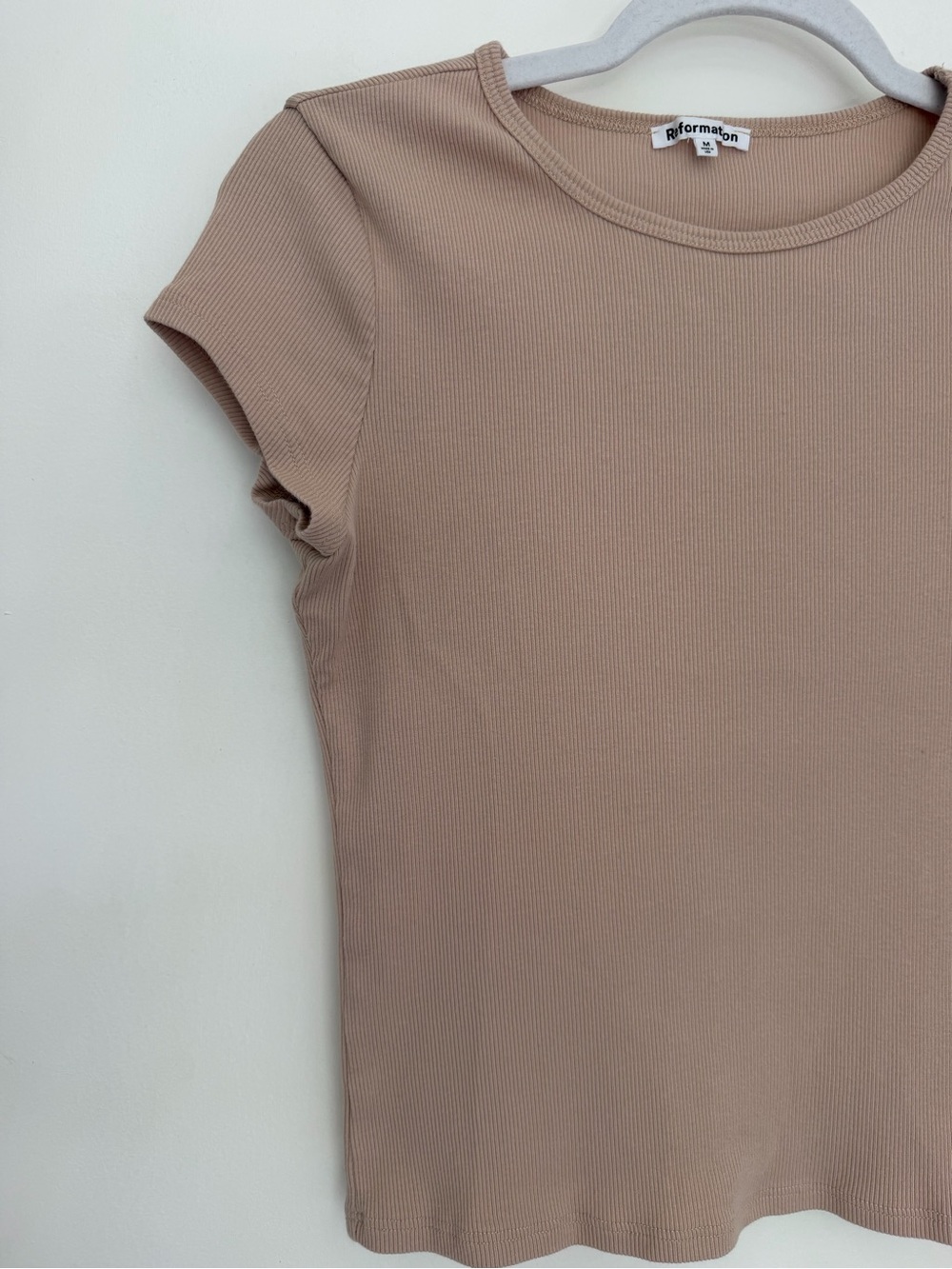 Reformation "Muse" Sand Tan Neutral Ribbed Baby Cropped Tee Shirt - Picture 6 of 16